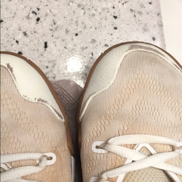 Kyrie 4s - Picture 2 of 4